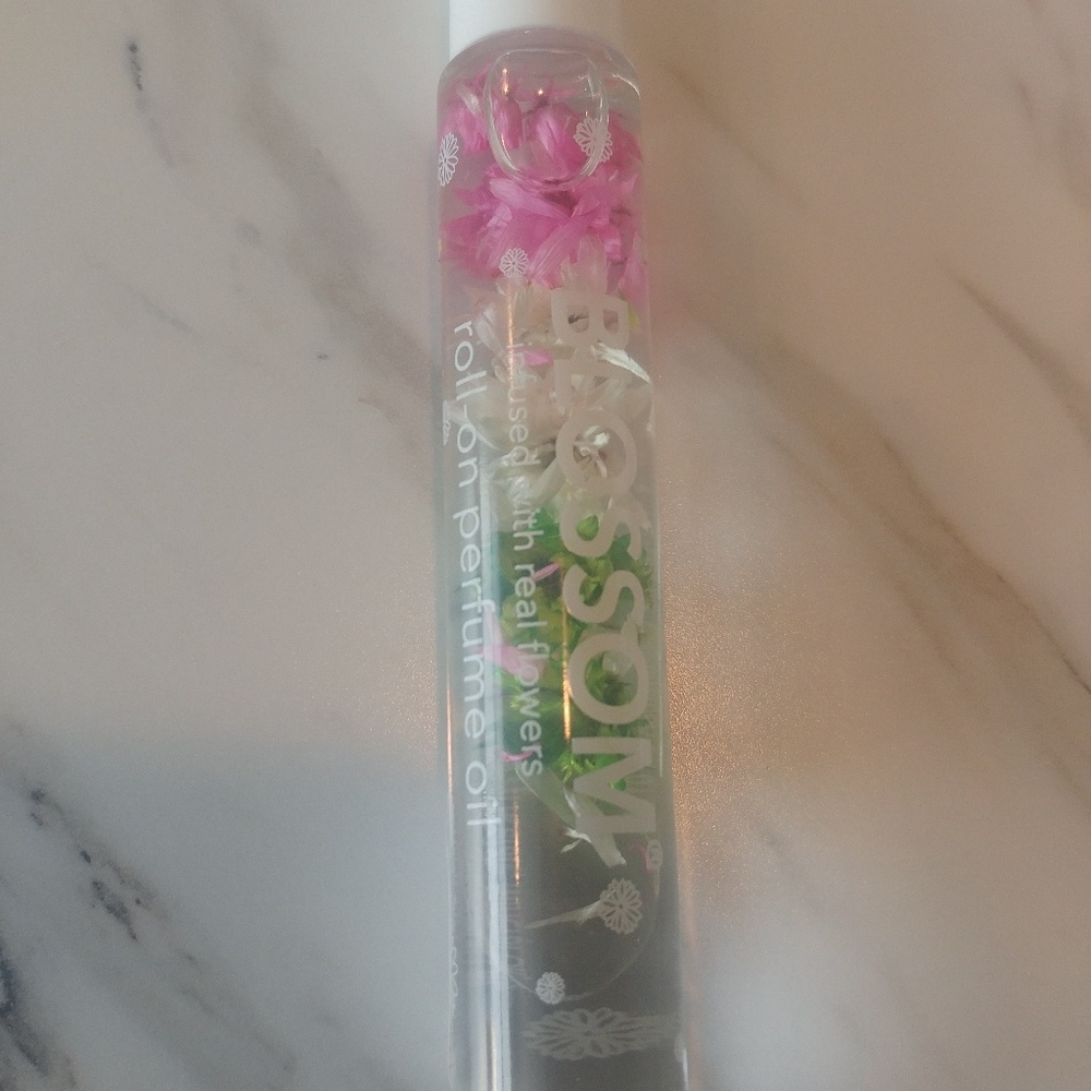 Blossom roll-on perfume
